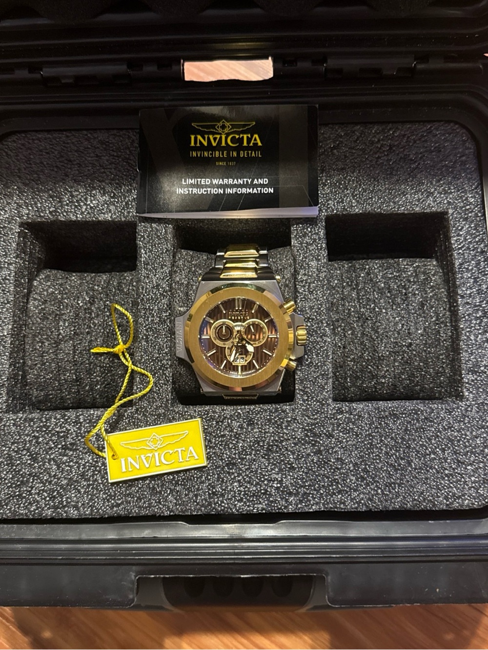 Invicta Reserve Akula model 31679 New Battery 3 Watch Case Included